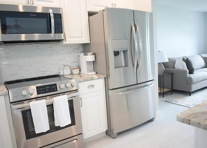 Beautiful Modern Home In Jensen Beach With Heated Pool Near Downtown And Beaches