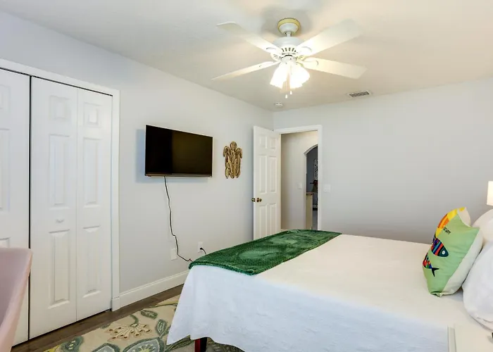 Inviting Jensen Beach Home W/ Screened-In Patio!