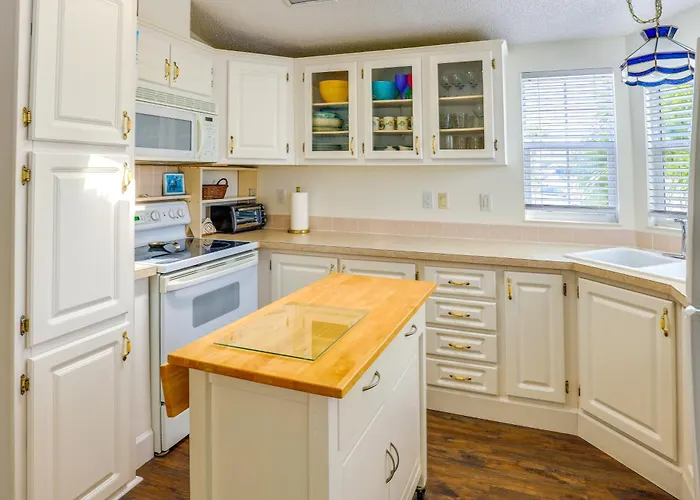 Pool Access, Walk To Beach! Cozy Jensen Beach Home