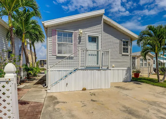 Pool Access, Walk To Beach! Cozy Jensen Beach Home